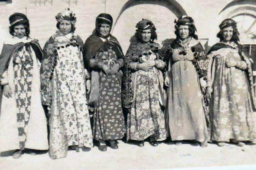 Kurdish womans in traditionnal clothes