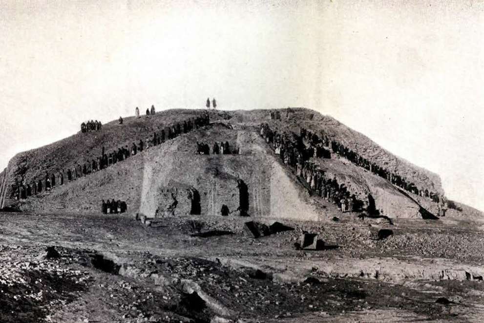 Photographie ancienne de la ziggurat d'Ur en Irak